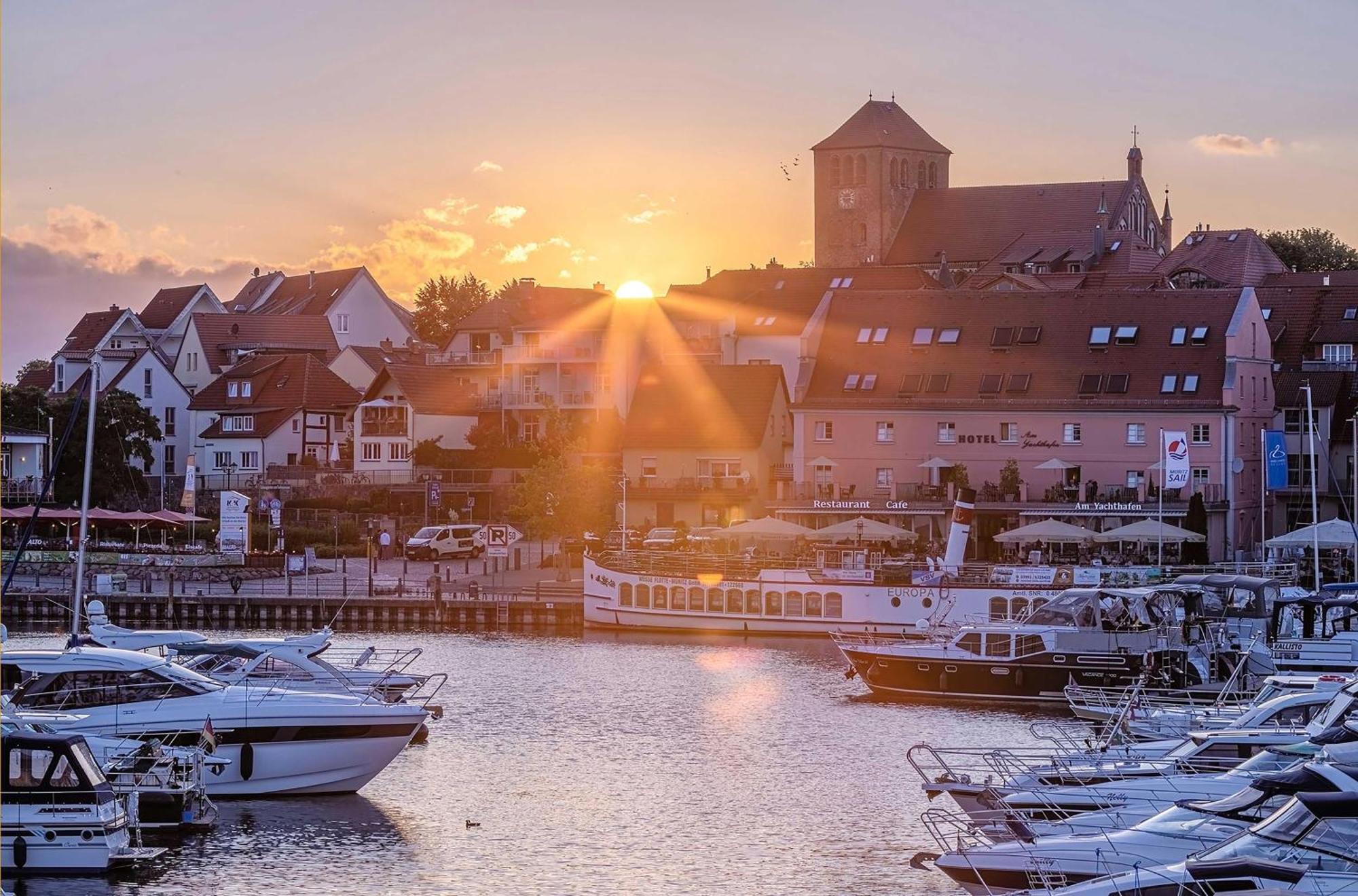 Mueritz Utkiek - Apartment Mit Seeblick & Balkon In Der Hafenresidenz ヴァーレン エクステリア 写真