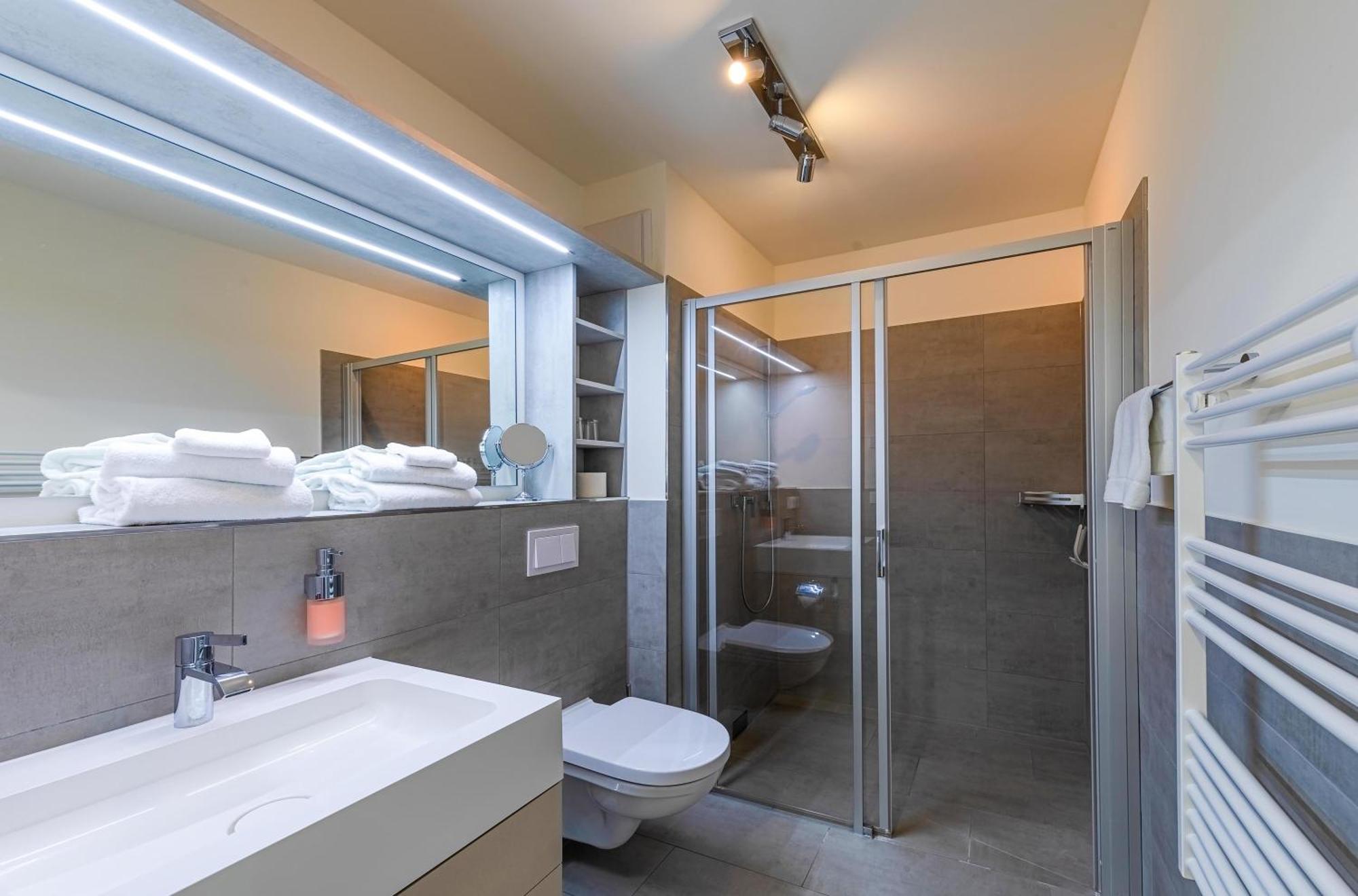 Mueritz Utkiek - Apartment Mit Seeblick & Balkon In Der Hafenresidenz ヴァーレン エクステリア 写真