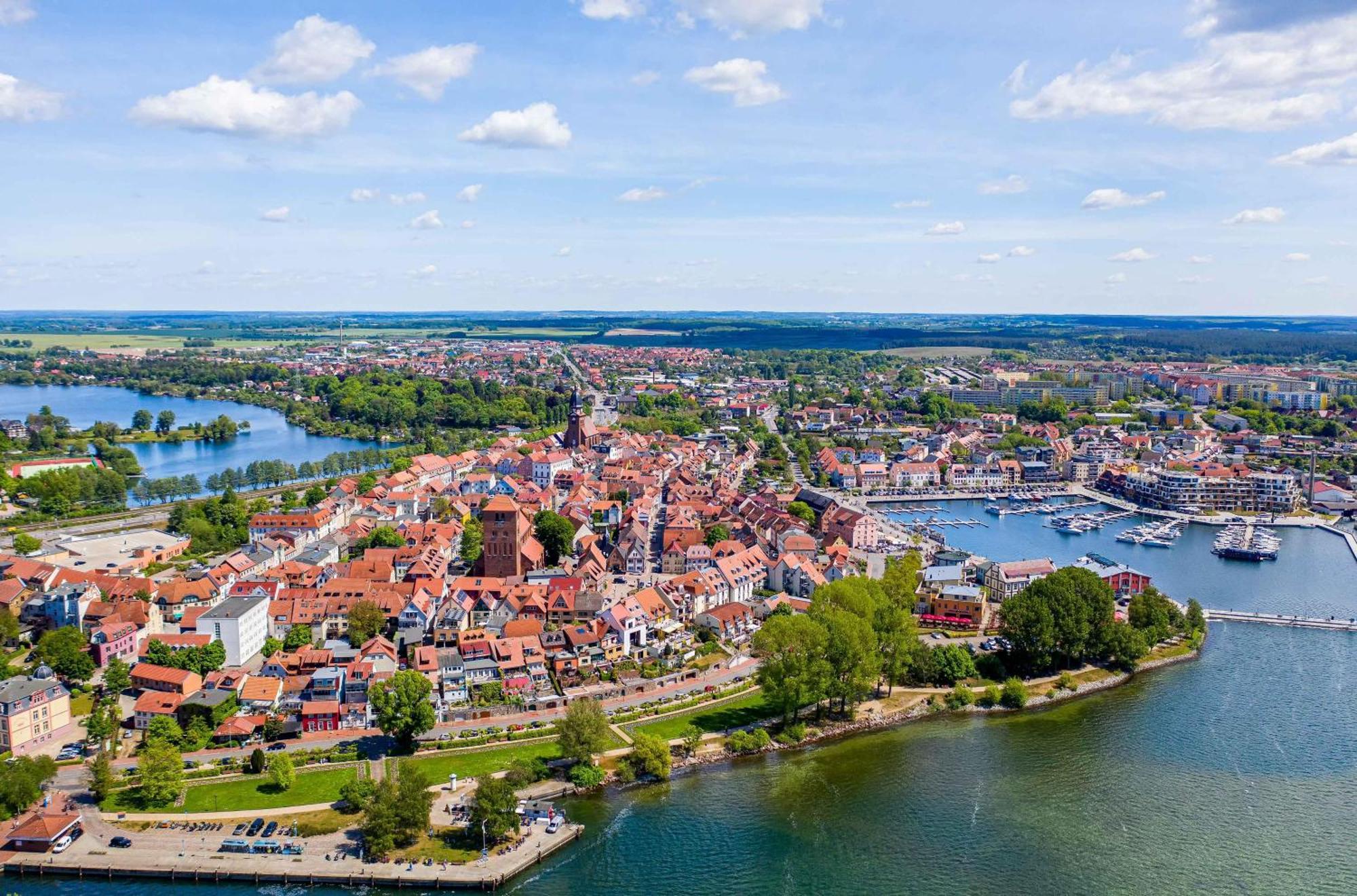 Mueritz Utkiek - Apartment Mit Seeblick & Balkon In Der Hafenresidenz ヴァーレン エクステリア 写真